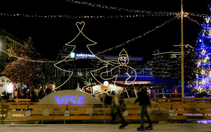 Klizalište sa novogodišnjom jelkom.